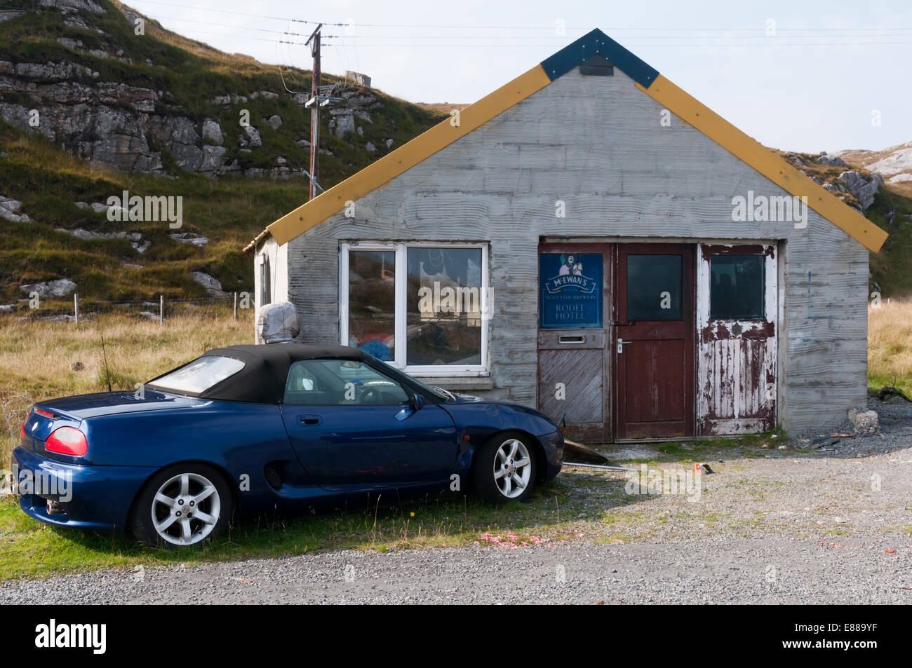 MG auto sportiva al di fuori del piccolo edificio a sud Harris nelle Ebridi Esterne. Foto Stock