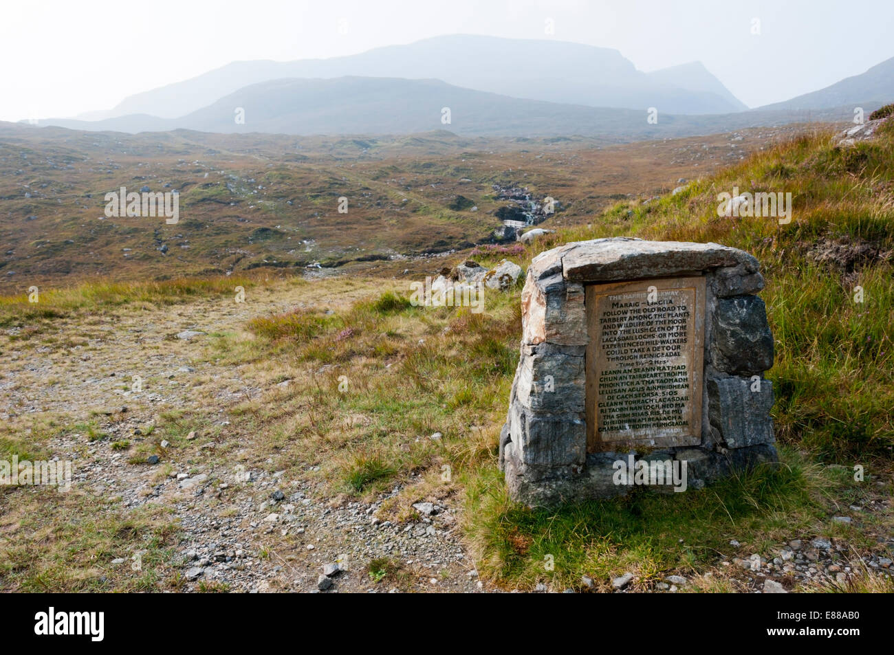 Un marcatore di pietra in corrispondenza della sezione di Harris passaggio pedonale che conduce dal Maraig sul Loch Seaforth sud a Urgha vicino a Tarbert. Foto Stock