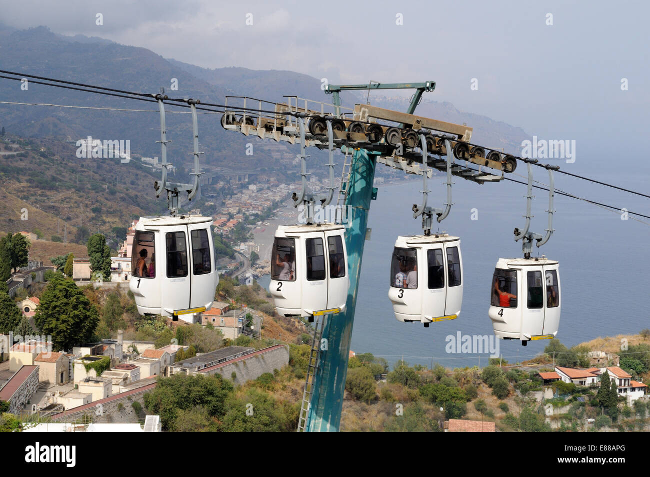 Arial tramvia tra Taormina e le spiagge a Mazzaro Sicilia Italia Foto Stock