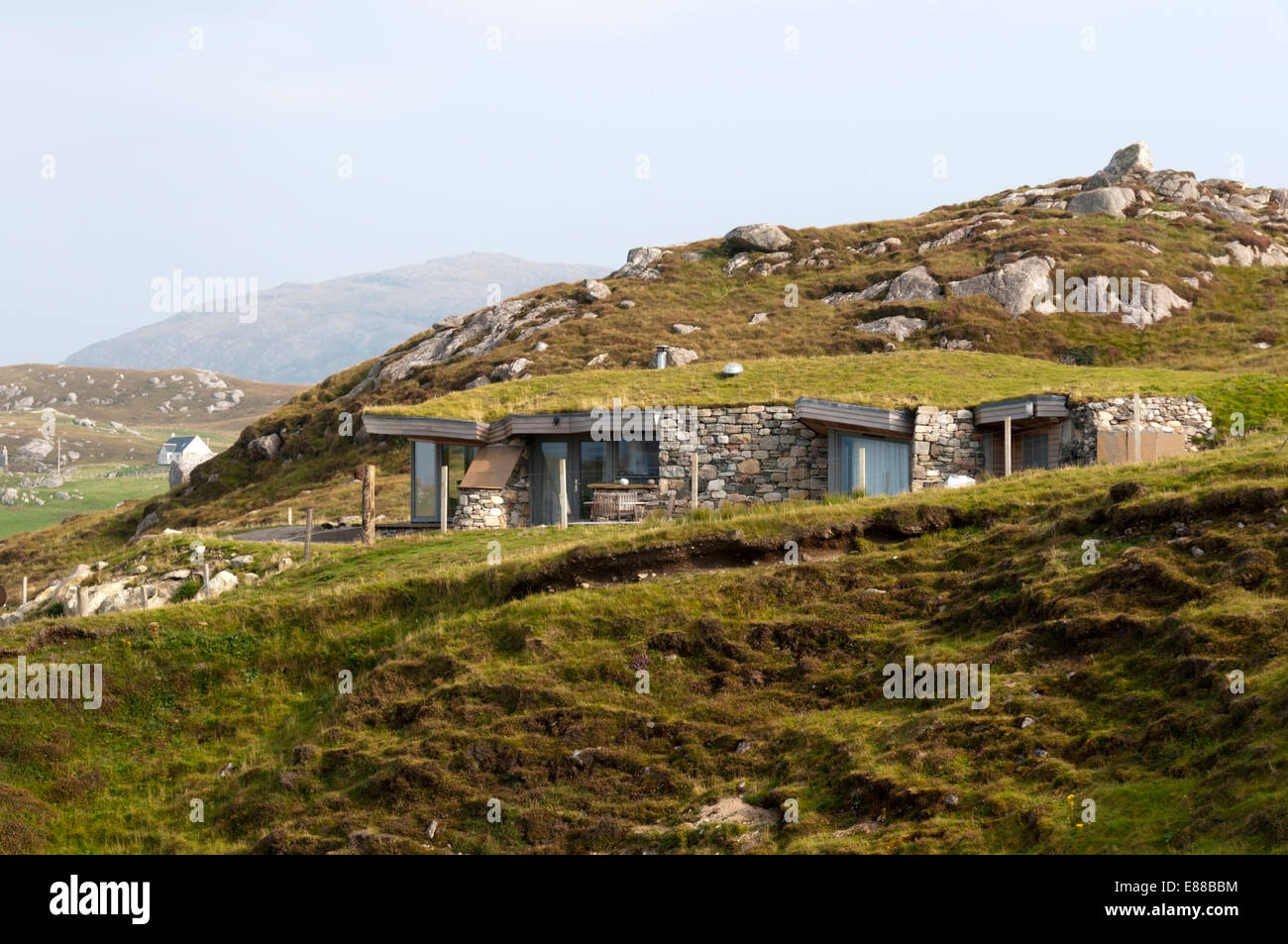 Il basso profilo-erba spiaggia coperta Bay Cottage affacciato Uig sabbie al Carnais sull'isola di Lewis, Ebridi Esterne. Foto Stock