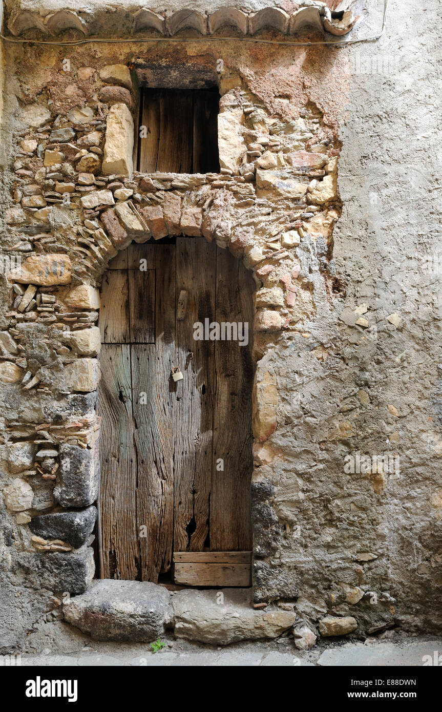 Porta di legno in un vecchio edificio in pietra nel borgo medievale di Castelmola Sicilia Italia Foto Stock
