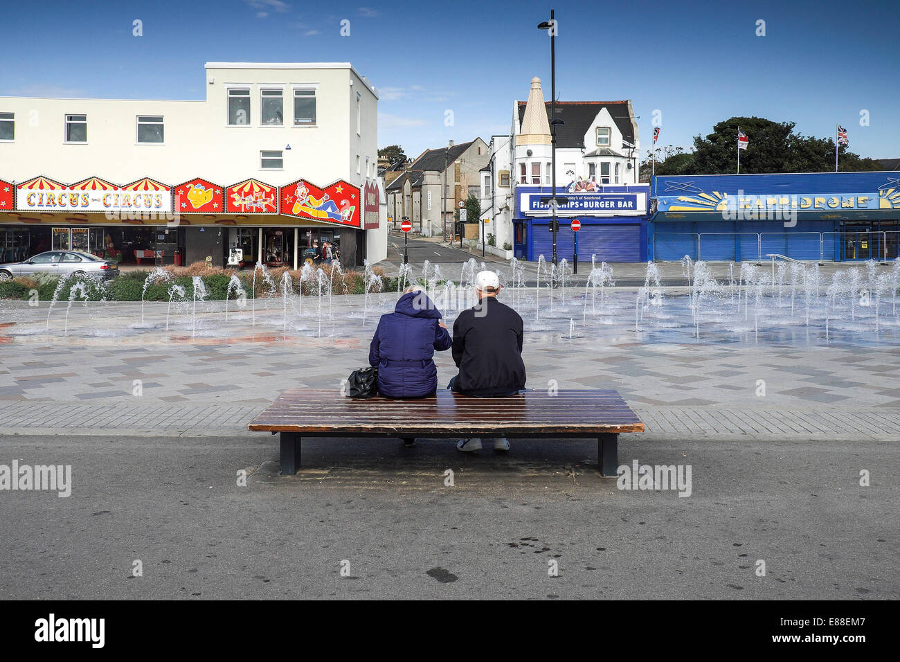 Due persone sedute su una panchina sul lungomare di Southend in Essex. Foto Stock