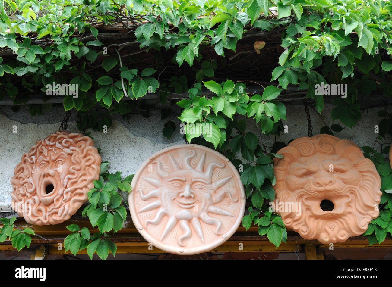 Tradizionale ceramica siciliana al di sopra di una porta di officina Casterlmola Sicilia Italia Foto Stock