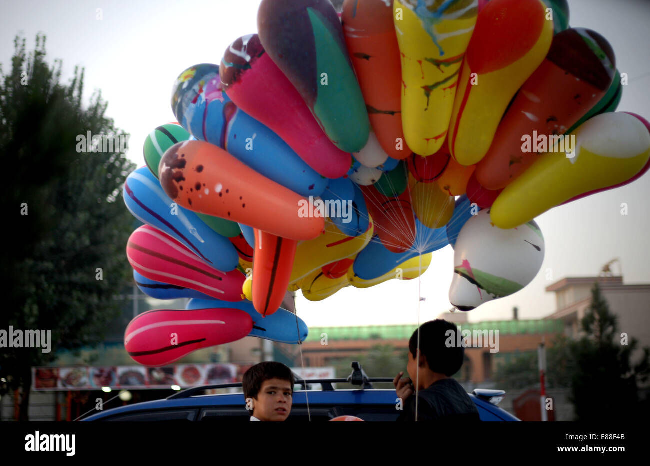 (141002) -- KABUL, Ottobre 2, 2014 (Xinhua) - Bambini vendere palloncini lungo una strada a Kabul, Afghanistan, 1 ottobre, 2014.(Xinhua/Ahmad Massoud) Foto Stock (141002) -- KABUL, Ottobre 2, 2014 (Xinhua) - Bambini vendere palloncini lungo una strada a Kabul, Afghanistan, 1 ottobre, 2014.(Xinhua/Ahmad Massoud) Foto Stock