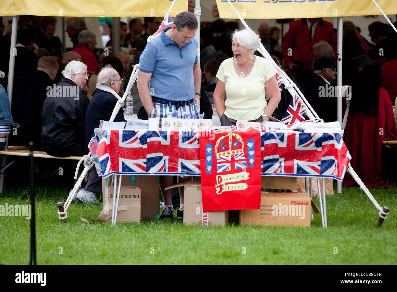 Foto di Chris Bull sabato 2/6/12 diamante festa giubilare Grange Park Road , www.chrisbullphotographer.com Cheadle Foto Stock