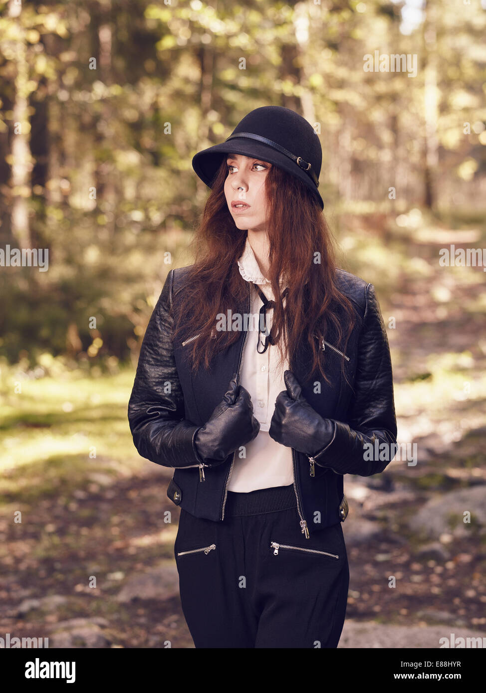 Moda donna bella nella foresta - caldo immagine oscurata Foto Stock