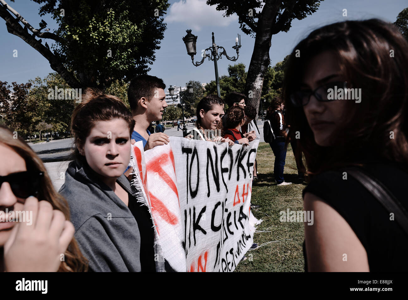 Salonicco, Grecia. 2 Ottobre, 2014. Gli studenti manifestazione a Salonicco contro il nuovo piano del governo per i cambiamenti operativi presso le scuole superiori e università gli esami di ingresso Credito: Giannis Papanikos/Alamy Live News Foto Stock