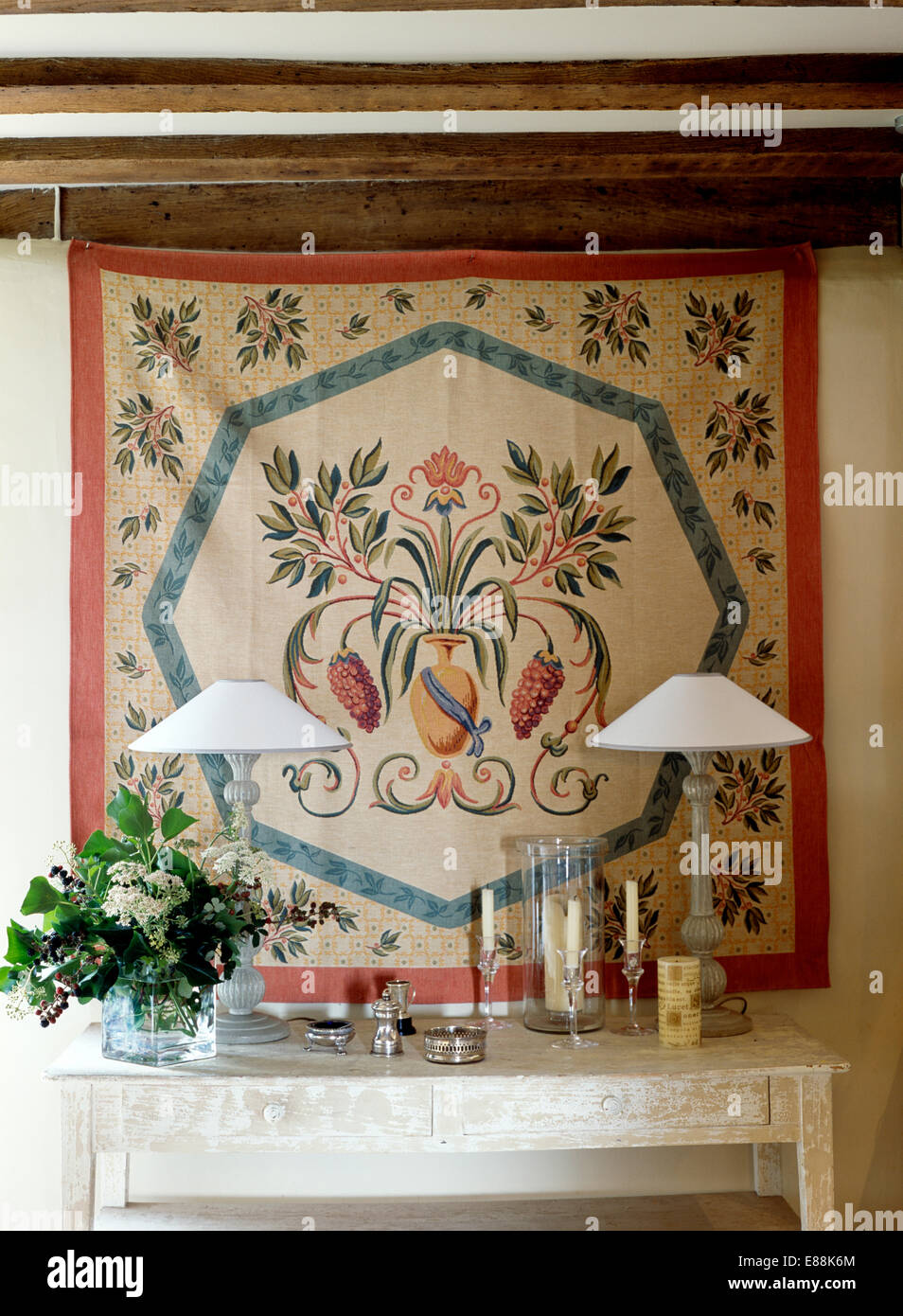 Decorativo tessuto floreale parete-sospeso sopra il tavolo console con luci bianche Foto Stock