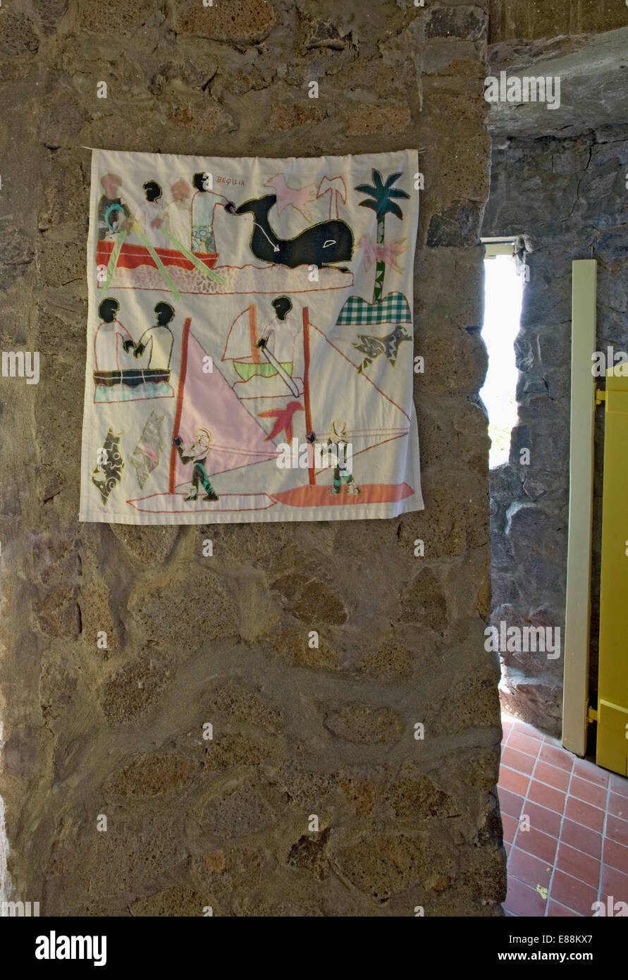 Close-up di ingenuo Bequian ricamato immagine sul muro di pietra Foto Stock