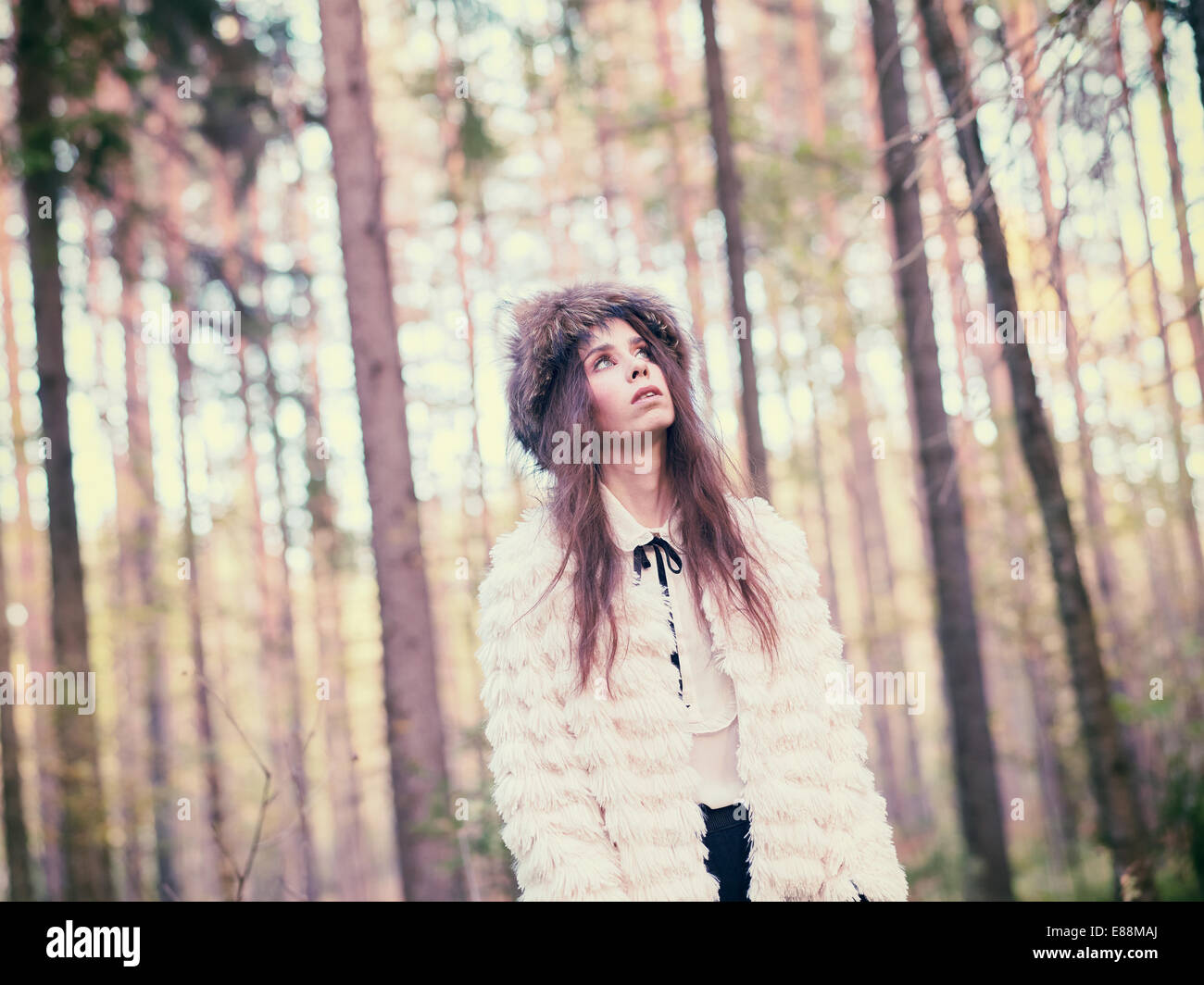 Moda donna bella nella foresta - caldo immagine oscurata Foto Stock