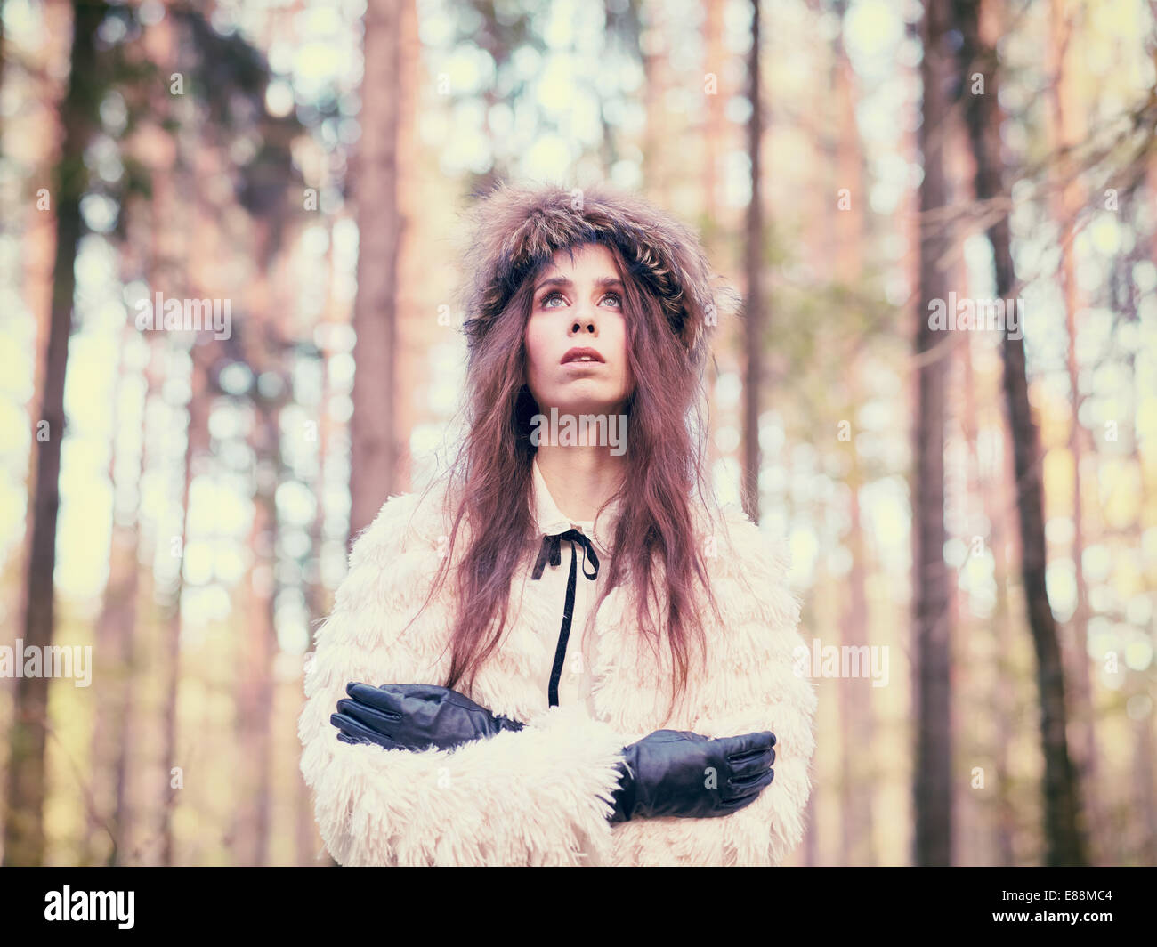 Moda donna bella nella foresta - caldo immagine oscurata Foto Stock