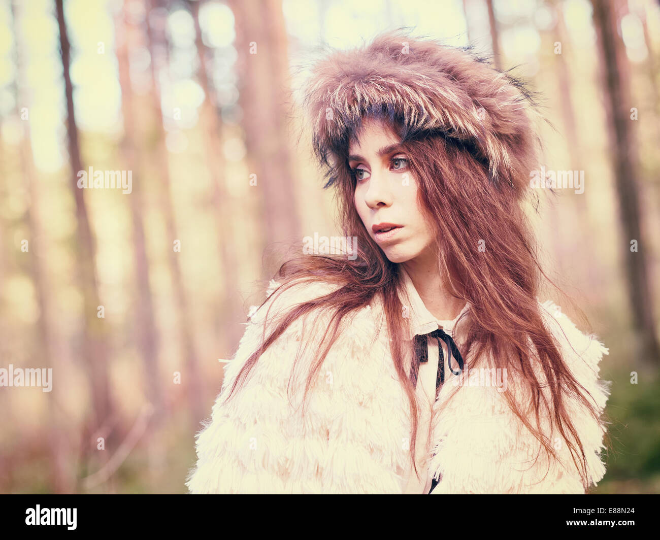 Moda donna bella nella foresta - caldo immagine oscurata Foto Stock