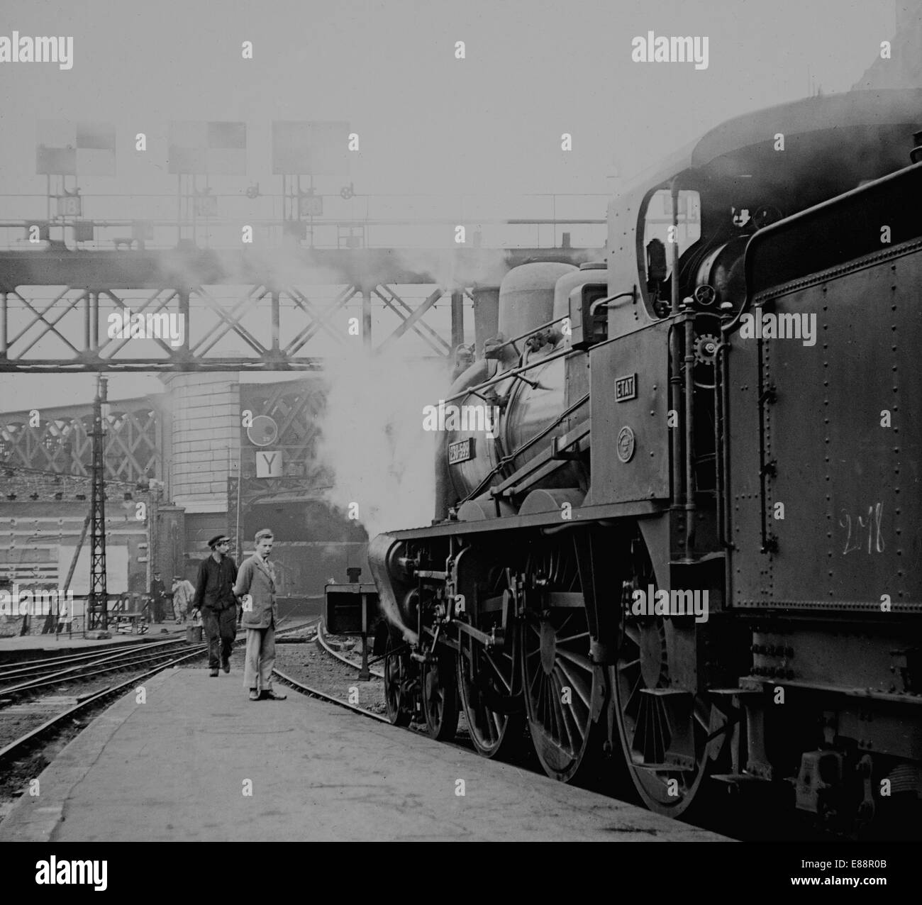 Vapore locomotiva express alla stazione di St Lazare a Parigi, Francia, luglio 1914. Riprodotto da una lanterna in vetro scorrevole. Foto Stock