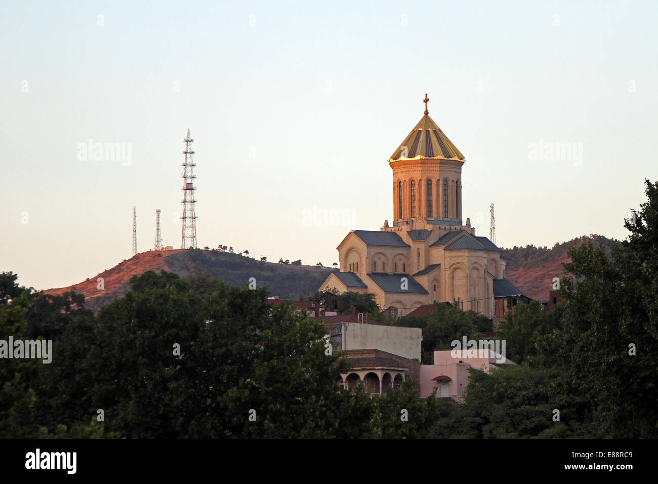 Cattedrale di Sameba nella luce della sera a Tbilisi, Georgia. Foto Stock