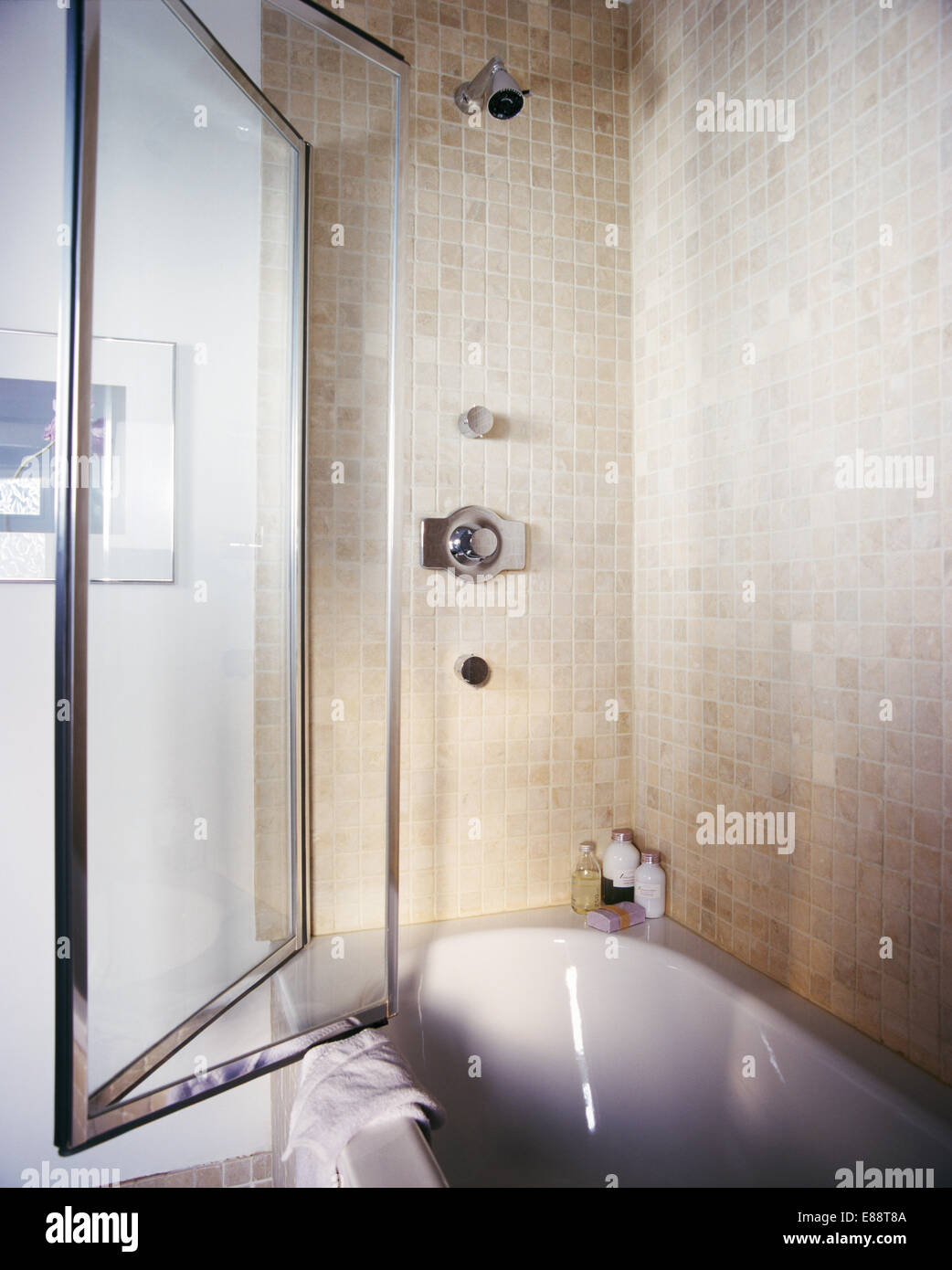 Il beige mosaico pareti piastrellate in doccia moderna con imperniatura porta in vetro Foto Stock