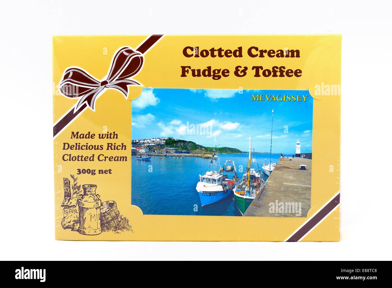 Una vacanza nella casella di souvenir di clotted cream fudge e toffee da Mevagissey Cornwall Inghilterra Regno Unito Foto Stock