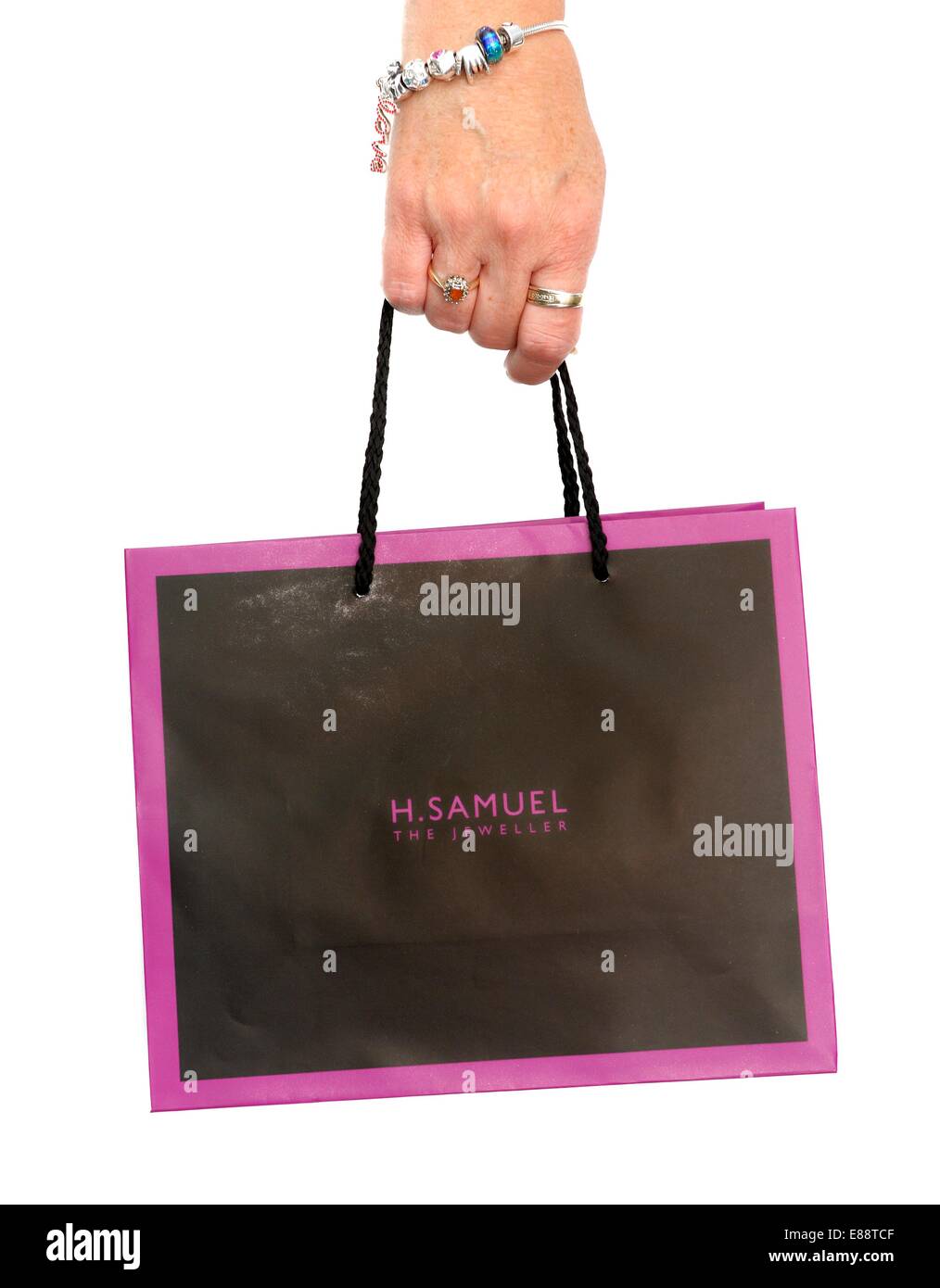 Una donna che trasporta un H Samuel borsa regalo England Regno Unito Foto Stock