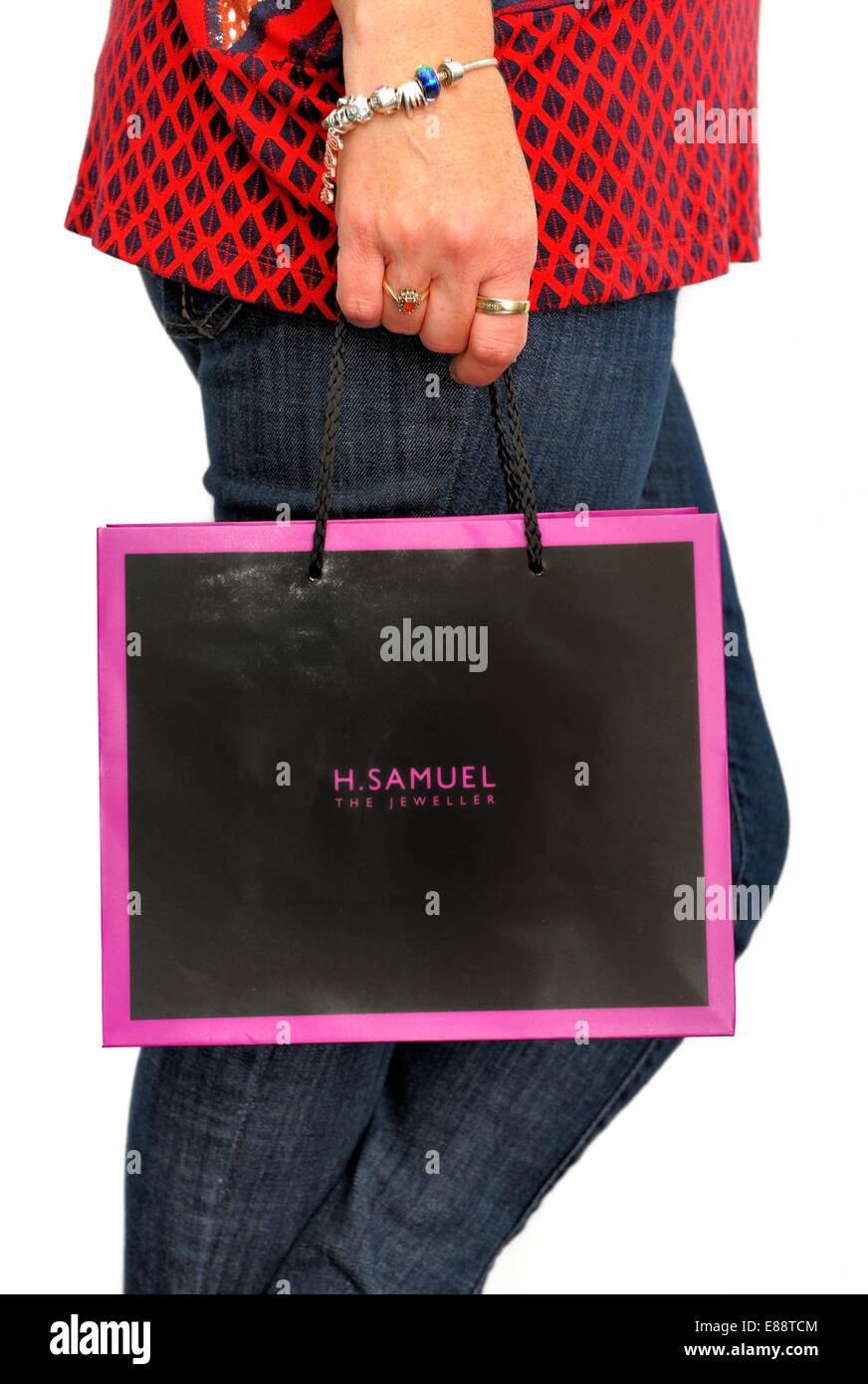 Una donna che trasporta un H Samuel borsa regalo England Regno Unito Foto Stock