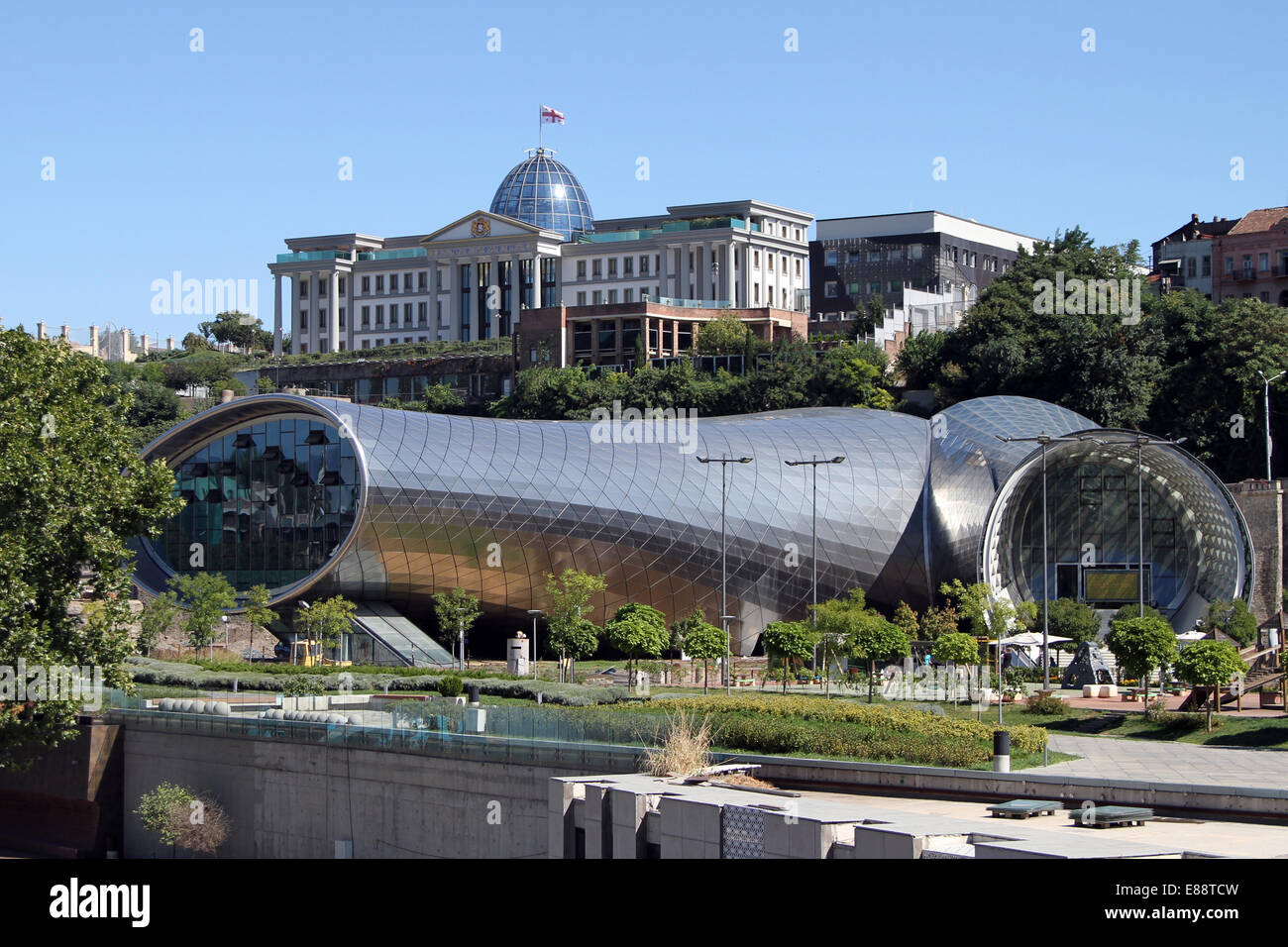 Il Parco Rike Teatro e Sala espositiva (in primo piano) e il Palazzo Presidenziale (fondo) a Tbilisi, Georgia. Foto Stock