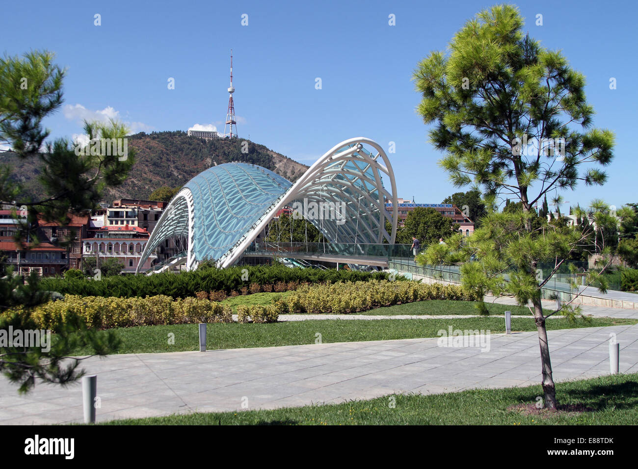 Il Ponte della Pace oltre il fiume Mtkvari a Tbilisi, Georgia Foto Stock