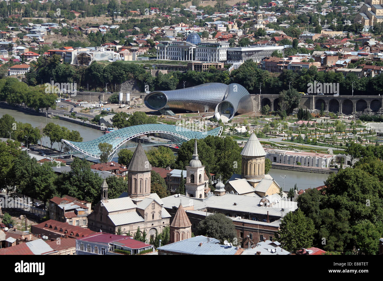 Vista su Tbilisi, Georgia, tenendo il fiume Mtkvari, il Ponte della Pace, Rike Park il teatro e il Palazzo Presidenziale Foto Stock