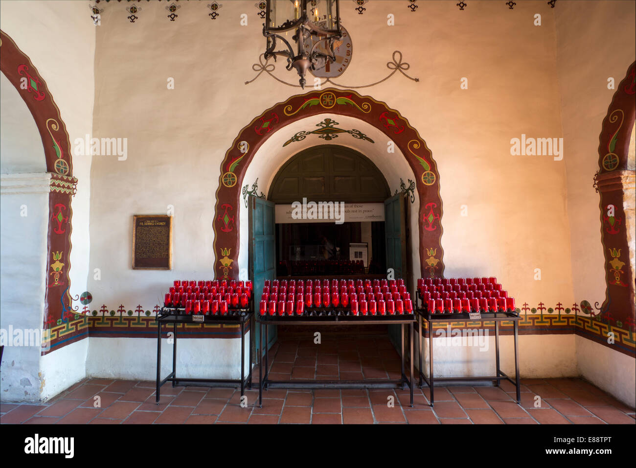 Altare, Padre Serras cappella, la Missione di San Juan Capistrano, la città di San Juan Capistrano, Orange County, California Foto Stock