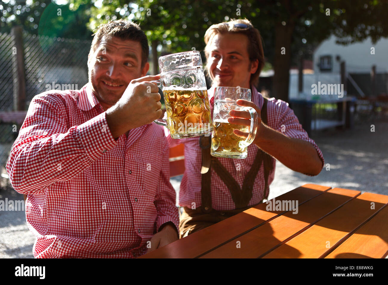 Due bavaresi seduti in un giardino della birra e bevande smb.'s health Foto Stock