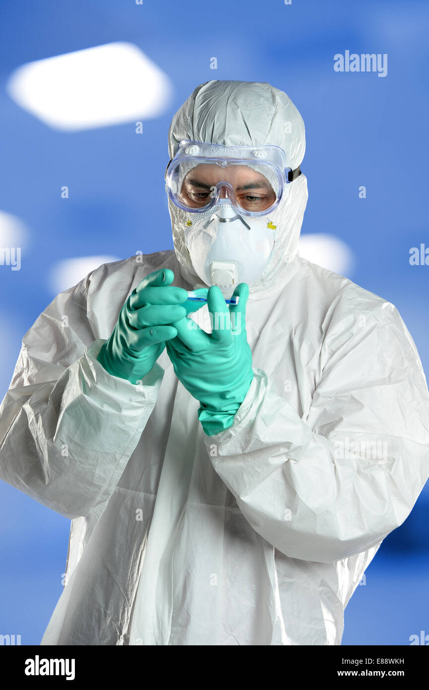 Scienziato in abbigliamento protettivo azienda capsula petri oltre in laboratorio Foto Stock