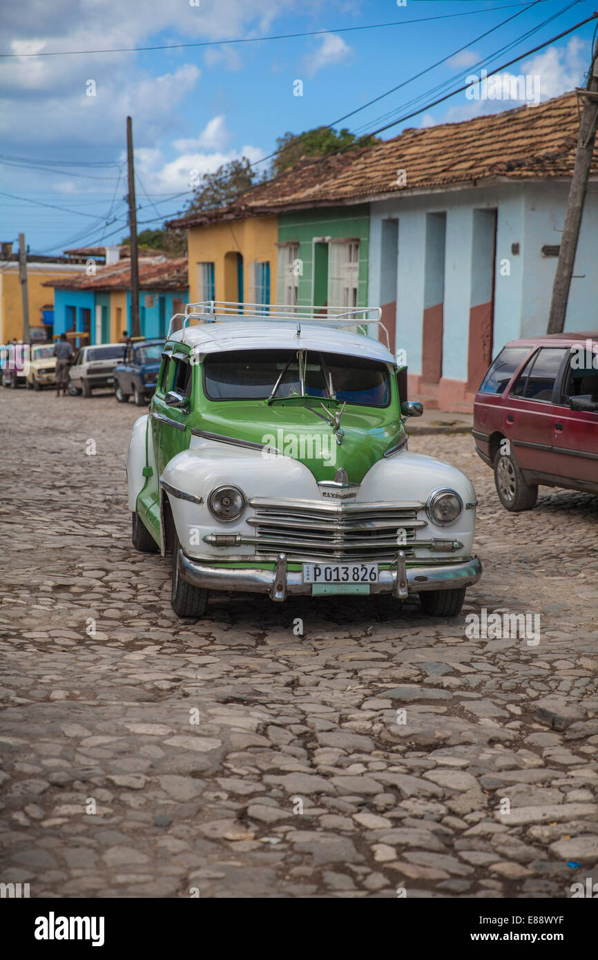 Classic American auto nel centro storico, Trinidad, Cuba, West Indies, dei Caraibi e America centrale Foto Stock