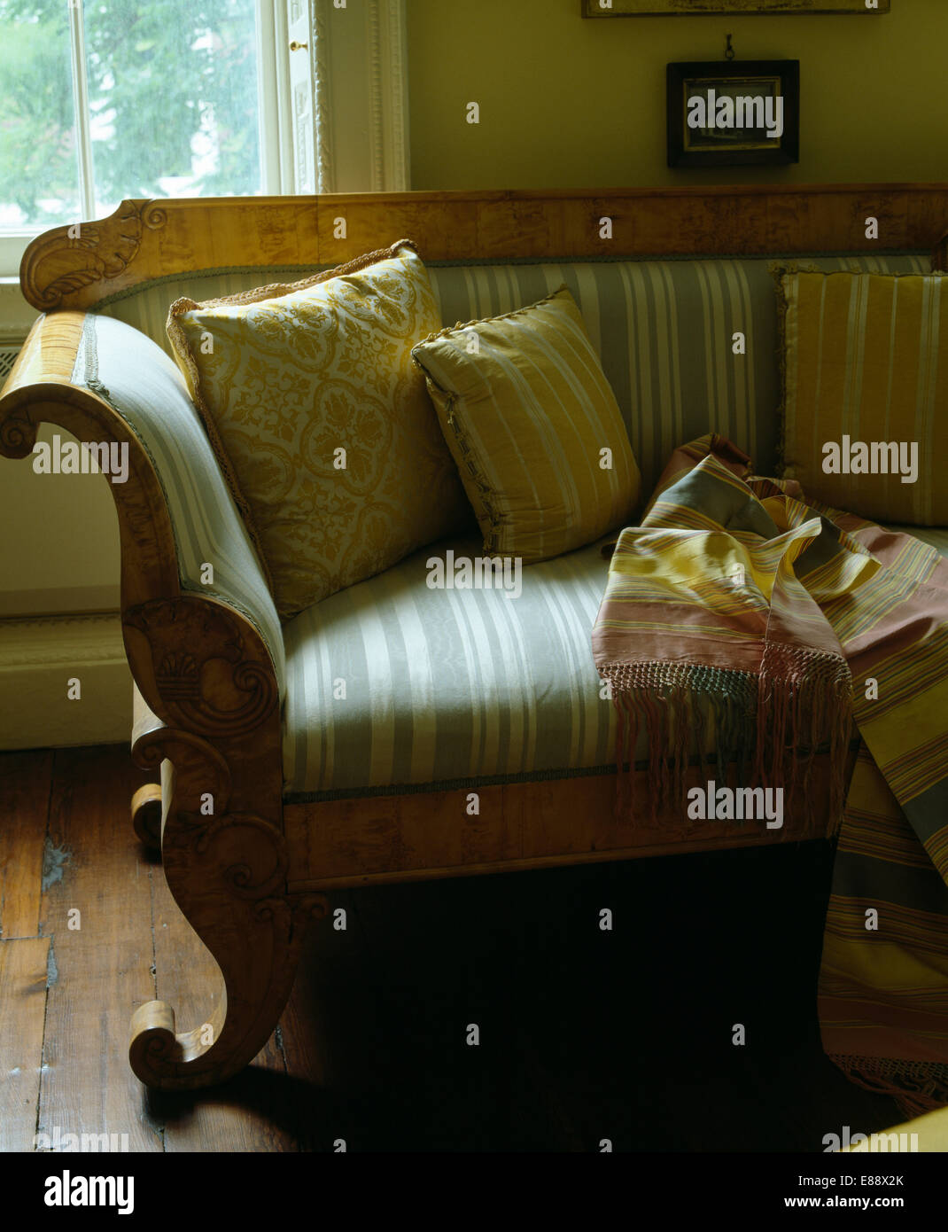 Close-up di Biedermeier divano con rivestimento a strisce in country living room Foto Stock