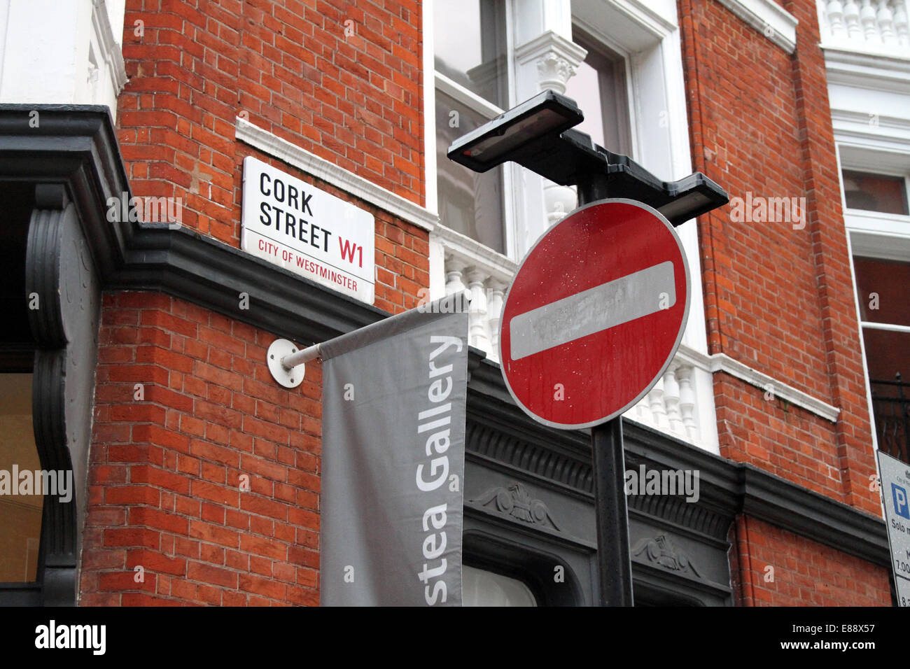 Cartello stradale all'estremità nord di Cork Street, tradizionalmente la posizione per molte gallerie d'arte a Londra, Regno Unito Foto Stock