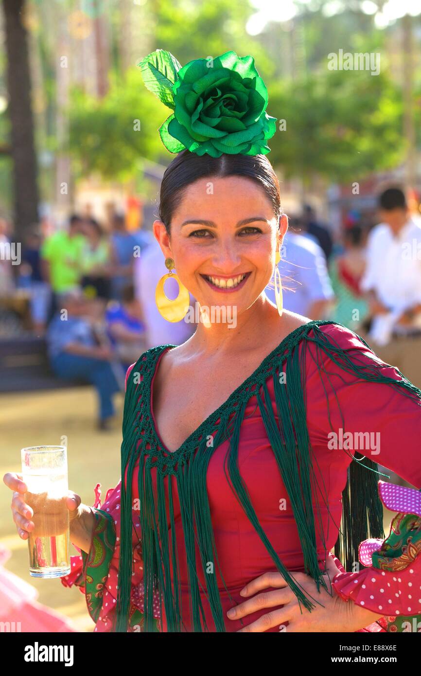 La donna nel tradizionale costume spagnolo, annuale Fiera Cavalli, Jerez de la Frontera, la provincia di Cadiz Cadice, Andalusia, Spagna, Europa Foto Stock