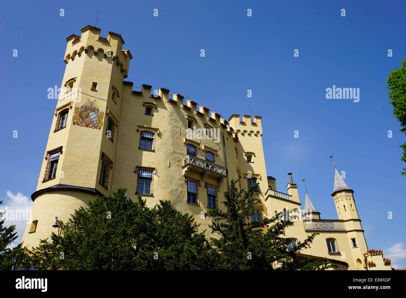 Schloss Hohenschwangau, l'ex palazzo di Ludwig la seconda a Hohenschwangau Village, vicino a Fussen, Baviera, Germania, Europa Foto Stock