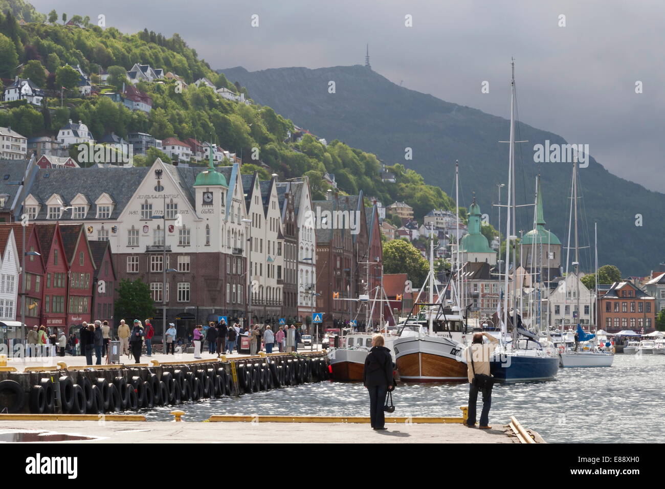 Scattare una fotografia sul Hanseatic wharf, Bryggen, Sito Patrimonio Mondiale dell'UNESCO, Bergen Hordaland, Norvegia, Scandinavia, Europa Foto Stock