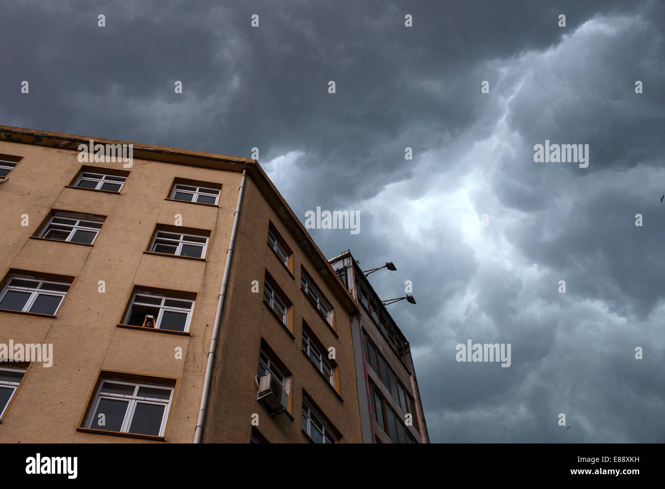 Le nuvole scure del cielo prima della tempesta di Aksaray, Istanbul, Turchia Foto Stock