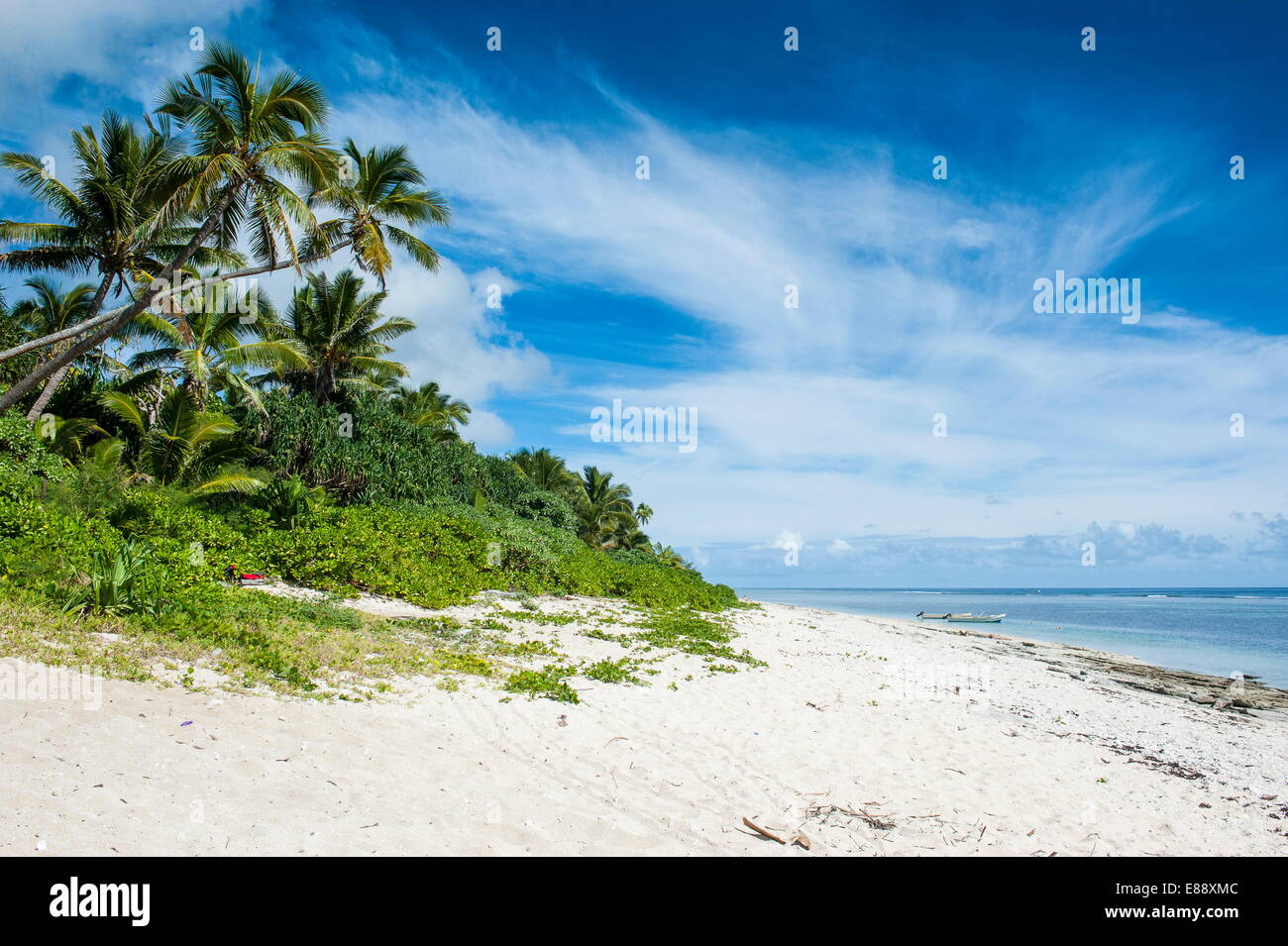 Orlata di Palme spiaggia Kolovai, Tongatapu, Tonga, South Pacific Pacific Foto Stock