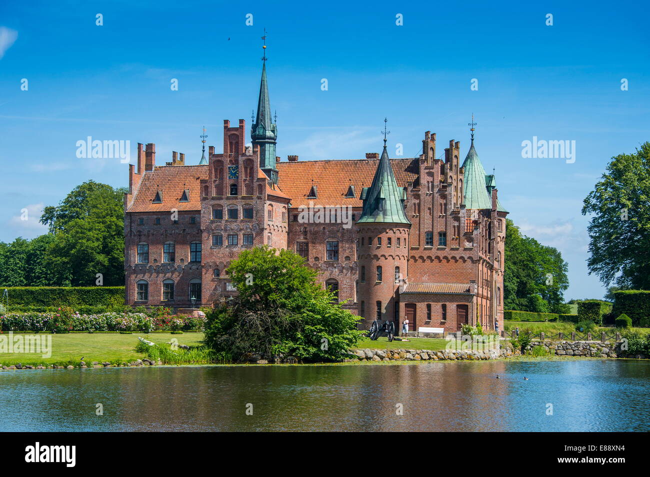 Stagno davanti al Castello Egeskov, Danimarca, Scandinavia, Europa Foto Stock