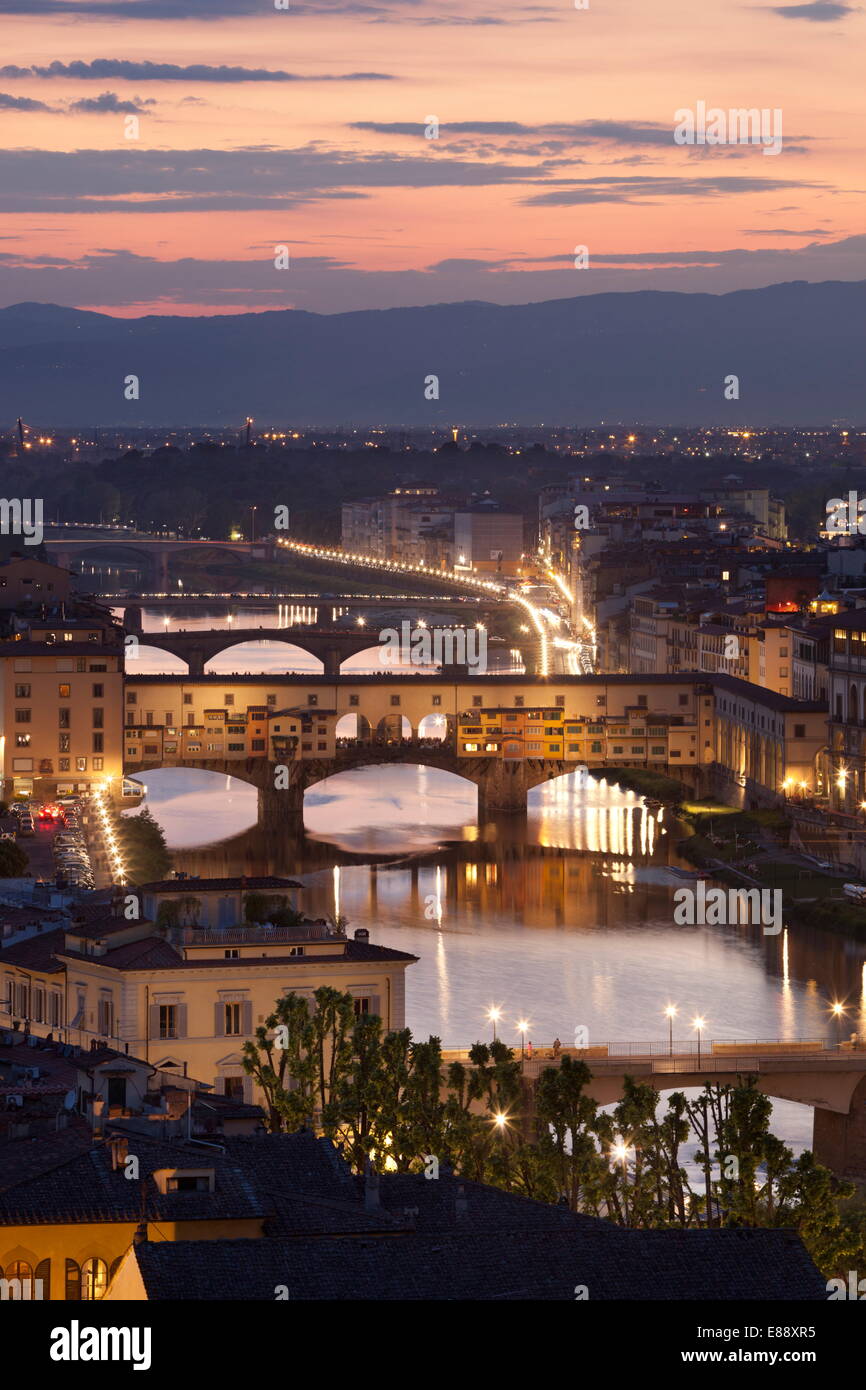 Vista tramonto su Firenze e il Ponte Vecchio da Piazza Michelangelo, Firenze, sito UNESCO, Toscana, Italia Foto Stock