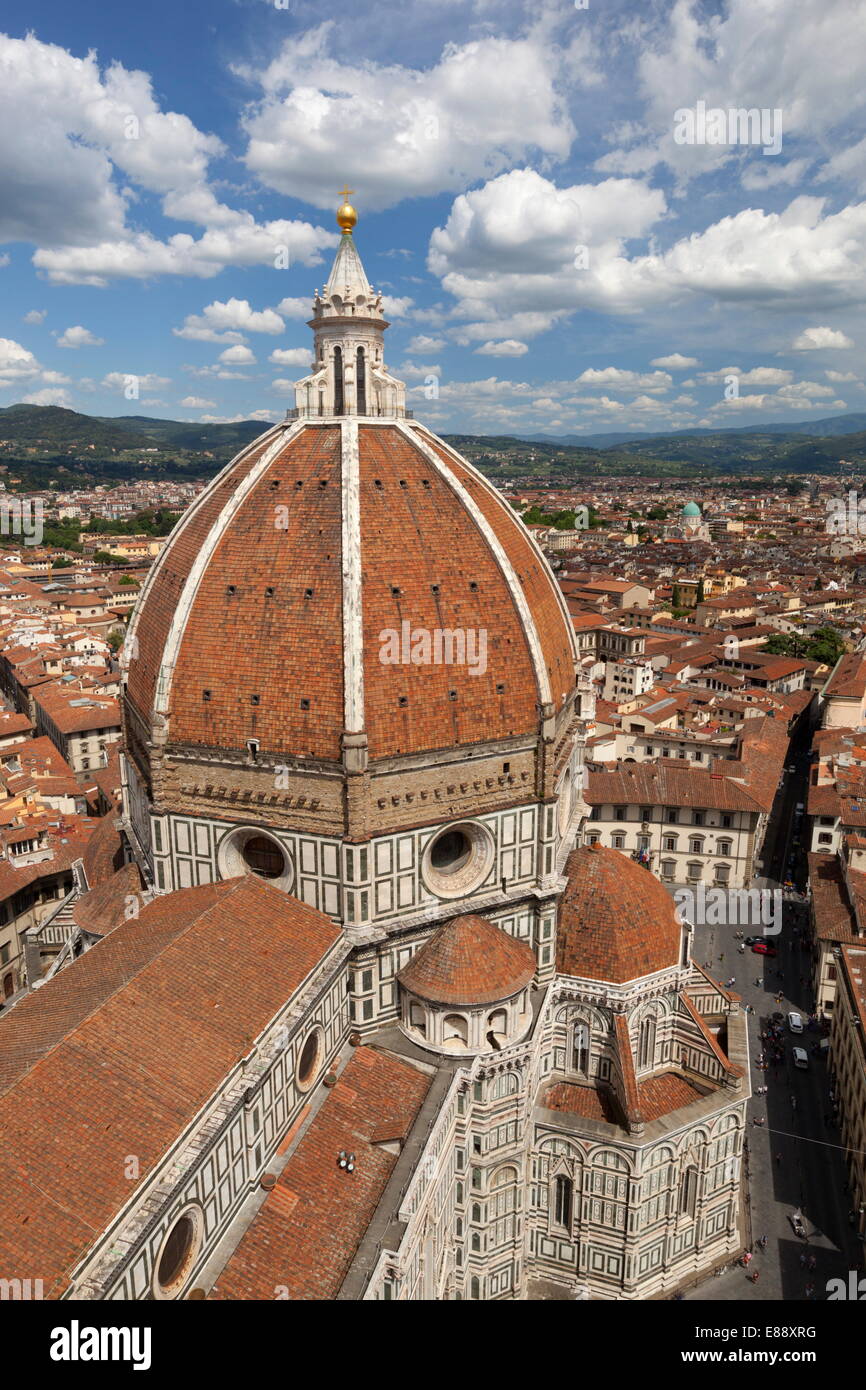 Vista sul Duomo e la città dal Campanile, Firenze, Sito Patrimonio Mondiale dell'UNESCO, Toscana, Italia, Europa Foto Stock