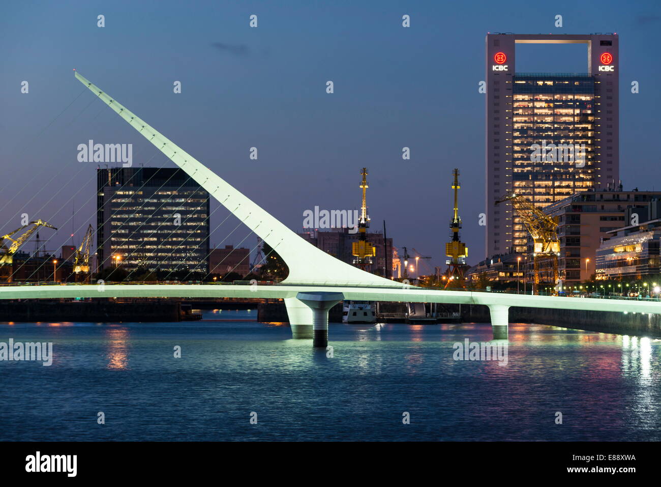 Puente de la Mujer (Ponte della donna) al tramonto, a Puerto Madero Buenos Aires, Argentina, Sud America Foto Stock