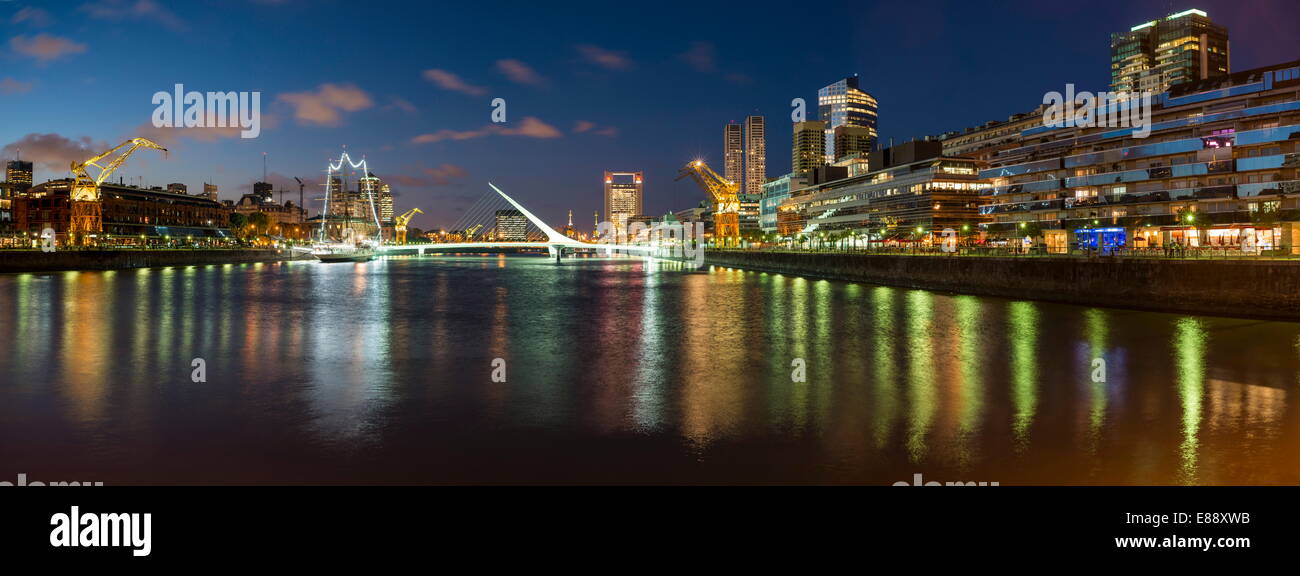 Puente de la Mujer (Ponte della donna) al tramonto, a Puerto Madero Buenos Aires, Argentina, Sud America Foto Stock
