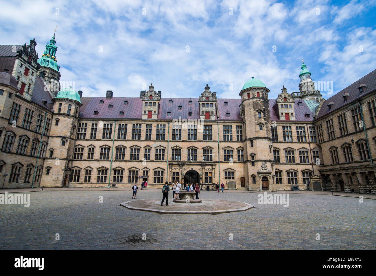 Cortile interno in stile rinascimentale Kronborg Castle, Sito Patrimonio Mondiale dell'UNESCO, Helsingor, Danimarca, Scandinavia, Europa Foto Stock