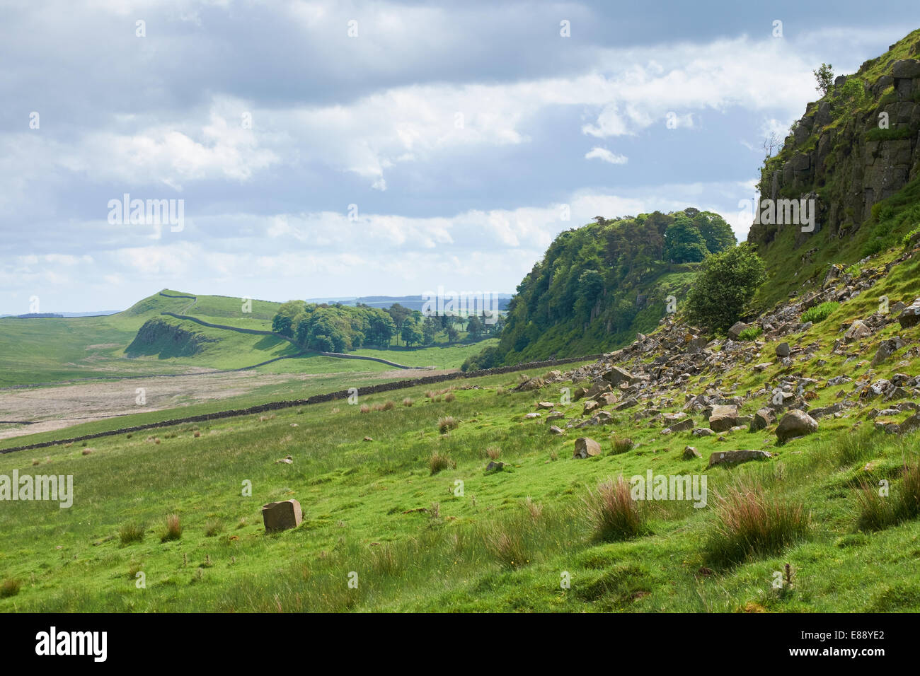 Il Vallo di Adriano view near falesia Lough in Northumberland, Inghilterra del Nord Est. Regno Unito. Foto Stock