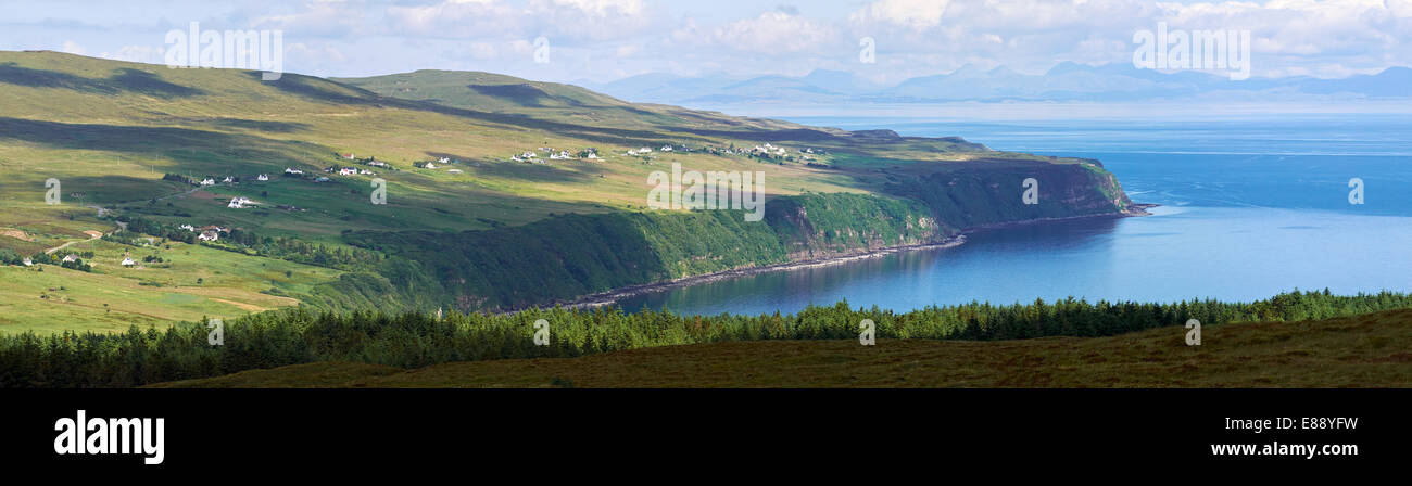 Vista panoramica della costa Waternish con i villaggi di Gillen e Knockbreck sopra Loch Snizort sull'Isola di Skye, SCO Foto Stock