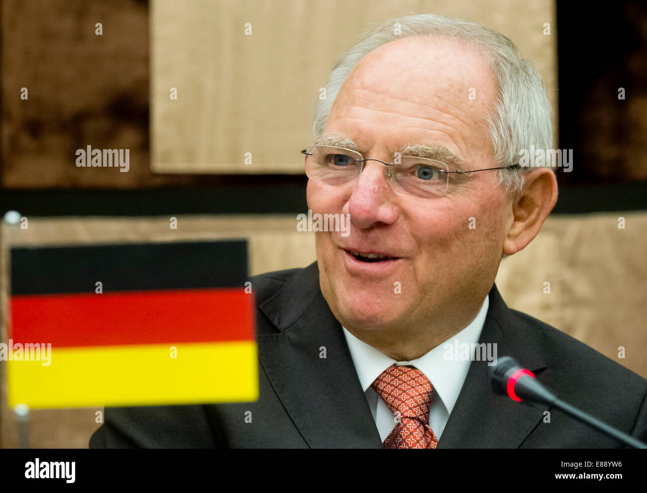 Il Ministro delle finanze tedesco Wolfgang Schaeuble assiste ad una conferenza stampa a Praga, Repubblica Ceca, giovedì 2 ottobre 2014, dopo la riunione dei ministri delle Finanze della Repubblica ceca, Germania, Ungheria, Polonia, Austria e Slovacchia. (CTK foto/Vit Simanek) Foto Stock