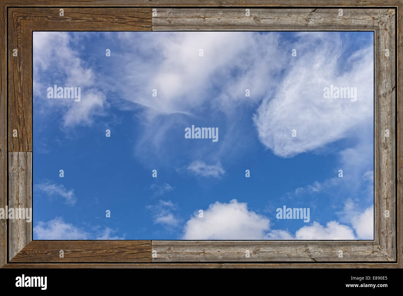 Vecchia finestra di legno con cielo blu e nuvole. Foto Stock
