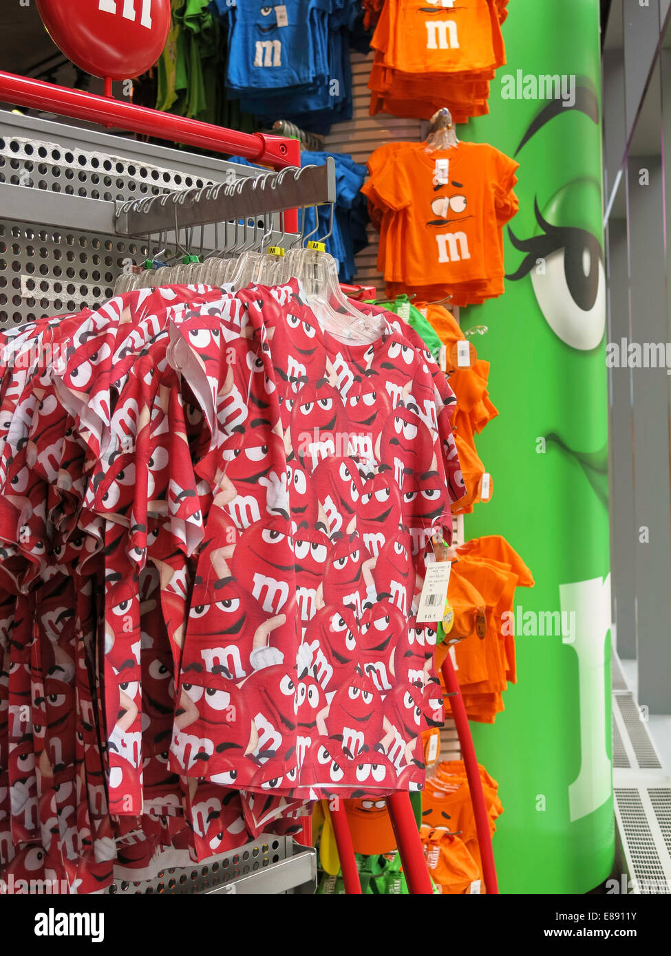 Rosso, arancione e verde caratteri Display abbigliamento ,M&M's World  Store, Times Square NYC Foto stock - Alamy