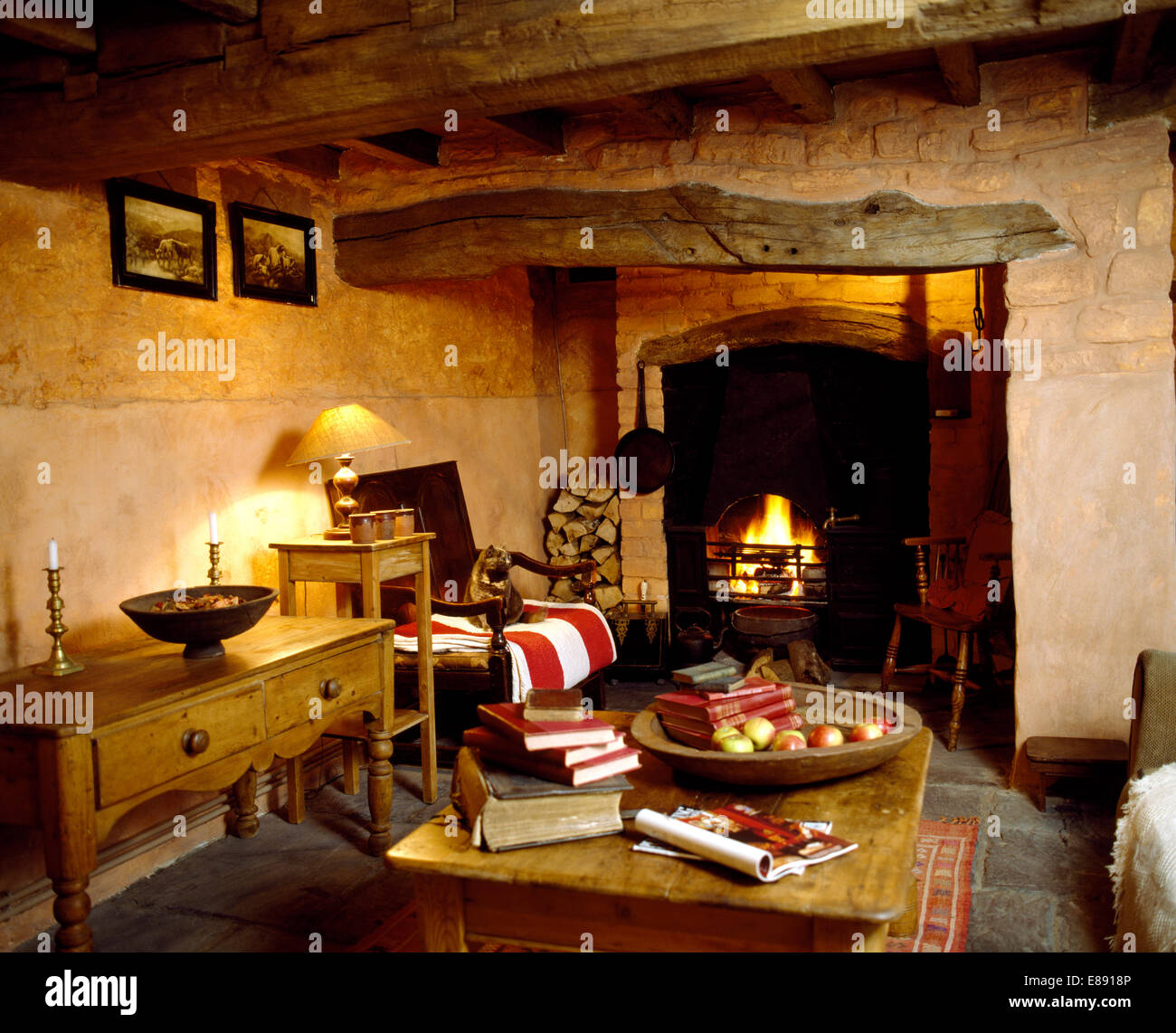 Pino antico tavolino da caffè e tavolino in cottage soggiorno con intonaco  grezzo pareti e soffitto basso Foto stock - Alamy