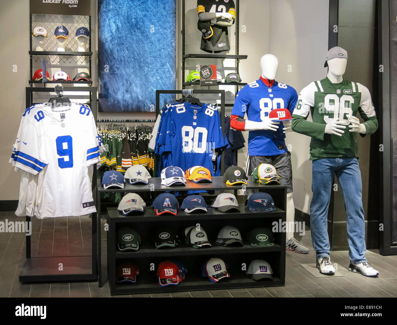 Squadra NFL Jersey e cappuccio Display, i magazzini Macy's Herald Square, NYC Foto Stock