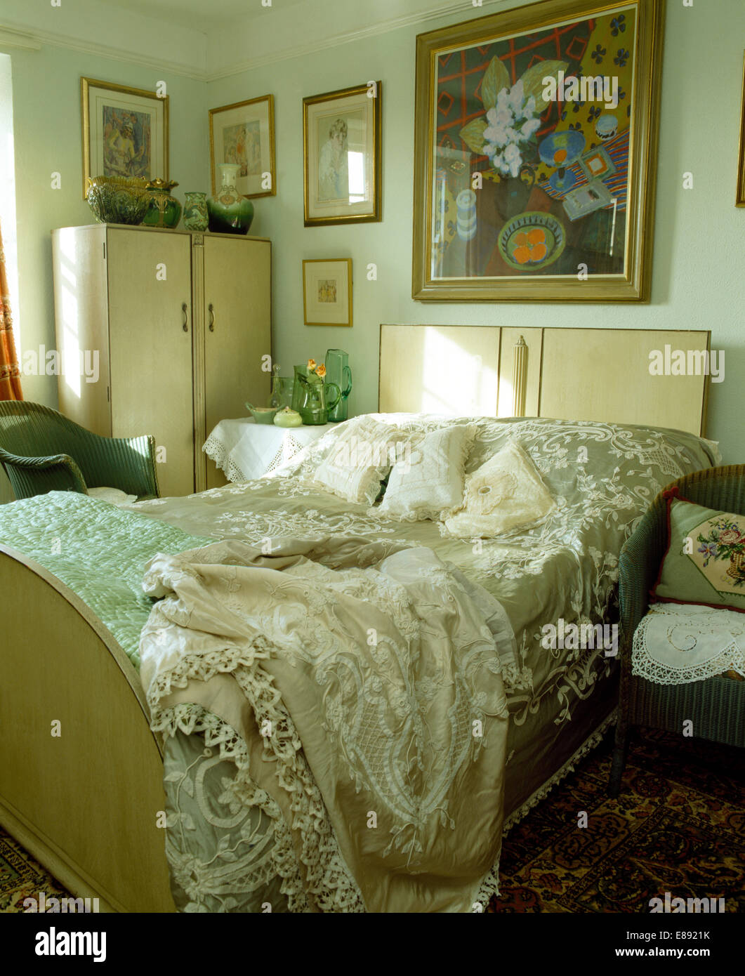 Negli anni cinquanta-armadio in stile e letto con seta ricamata il coperchio e gettare in camera da letto tradizionale Foto Stock